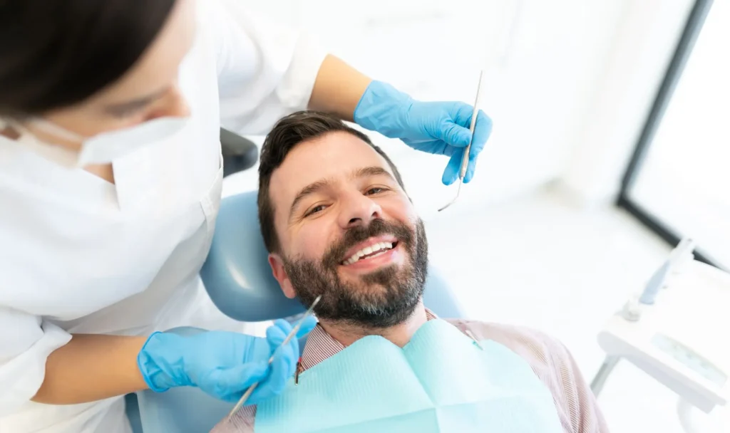 Paciente feliz con atención Dental en Mejores Dentistas Chile